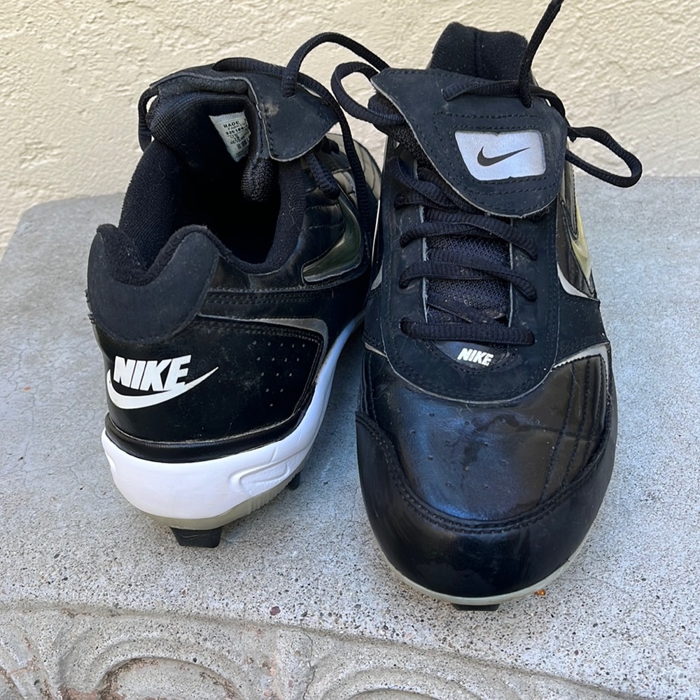 Black size 10 baseball cleats
